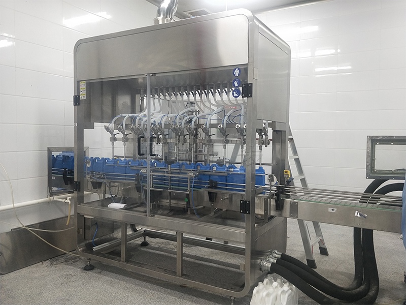 革新化工灌装效能：全自动设备助力安全精准生产